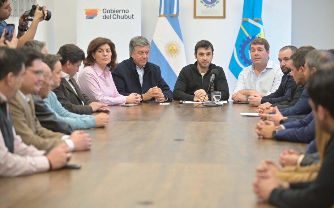 Dos obras clave para la pesca y la infraestructura de Playa Unión: Torres anunció el dragado del puerto de Rawson y la construcción de defensas costeras.
